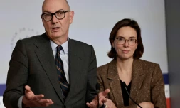 Le ministre de l'Ăconomie Roland Lescure s'adresse aux mĂ©dias aux cĂŽtĂ©s de la ministre des Comptes publics AmĂ©lie de Montchalin (Ă droite), aprĂšs un Conseil des ministres extraordinaire Ă l'ĂlysĂ©e, Ă Paris, le 22 dĂ©cembre 2025