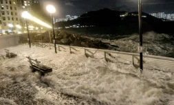 Des vagues s'écrasent sur la promenade d'un quartier résidentiel à l'approche du super typhon Ragasa à Hong Kong, le 23 septembre 2025 