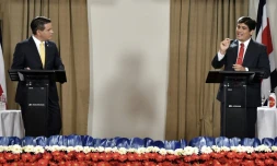 Les candidats à la présidence du Costa Rica, le conservateur Fabricio Alvarado (G) et le candidat de centre-gauche Carlos Alvarado (D), participent à un débat électoral à San Jose le 19 mars 2018