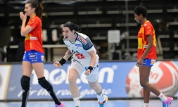 L'arrière française Alexandra Lacrabère exulte après le penalty de la gagne face à l'Espagne, le 14 décembre 2015 à Kolding
