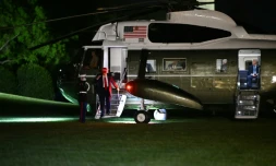 Le président américain Donald Trump descend de l'hélicoptère Marine One à la Maison Blanche, le 29 avril 2025