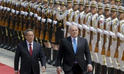 Le Premier ministre russe Mikhaïl Michoustine (D) et son homologue chinois Li Qiang (G) lors d'une cérémonie d'accueil à Pékin, le 24 mai 2023