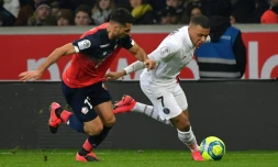 L'attaquant du PSG Kylian Mbappé (d) à la lutte avec le défenseur de Lille Zeki Celik, le 26 janvier 2020 au stade Pierre-Mauroy