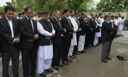 Des avocats pakistanais lors d'une cérémonie d'hommage à leurs collègues tués lors d'une attaque suicide, à Islamabad le 9 août 2016