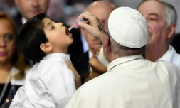 Le pape François donne un médicament à un enfant dans un hÎpital pédiatrique de Mexico, le 14 février 2016