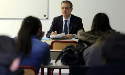 Le président indépendantiste de l'Assemblée de Corse Jean-Guy Talamoni fait la classe à des étudiants de l'Université de Corte, le 7 mars 2016