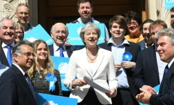 La Première ministre britannique Theresa May, entourée par des supporteurs du parti conservateur, devant la mairie de Wandsworth, à Londres, le 4 mai 2018