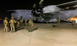 Des soldats français près d'un avion militaire à l'aéroport de Kaboul, le 17 août 2021 en Afghanistan