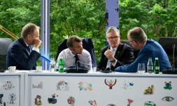 De gauche à droite, le Premier ministre polonais Donald Tusk, Emmanuel Macron, Keir Starmer et le chancelier allemand Friedrich Merz, à Tirana le 16 mai 2025