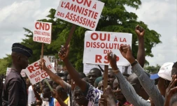 Des manifestants s'opposent à toute amnistie des putschistes près de l'hôtel où s'est tenu la médiation internationale, le 23 septembre 2015 à Ouagadougou