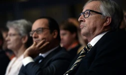 Le président de la Commission européenne, Jean-Claude Juncker (d), avec le président français Francois Hollande (c) à la Maison de la Mutualite à Paris, le 29 septembre 2015