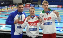 Florent Manaudou, deuxième du 50 m des championnats d'Europe en petit bassin, Vladimir Morozov, vainqueur, et Maksim Lobanovskii, troisième, le 6 décembre 2019 à Glasgow