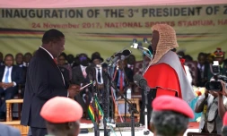 Emmerson Mnangagwa (g) prête serment lors de son investiture comme président du Zimbabwe, le 24 novembre 2017 au stade de Harare 