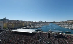 Les partisans de Jean-Luc rassemblés pour un meeting sur le vieux port de Marseille, le 9 avril 2017