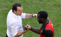 L'attaquant belge Romelu Lukaku (d) est félicité par le sélectionneur Marc Wilmots après avoir inscrit un but face à l'Irlande au Matmut Atlantique à l'Euro, le 18 juin 2016