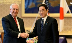 Rex Tillerson (g), le chef de la diplomatie américaine, et son homologue japonais Fumio Kishida, le 16 mars 2017 à Tokyo