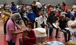 Des personnes se font vacciner contre le Covid-19, le 21 mai 2021 Ă San Lorenzo, au Paraguay