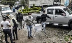 Du personnel électoral transporte du matériel de vote pour les élections nationales en Ethiopie, le 20 juin 2021 à Addis Abeba