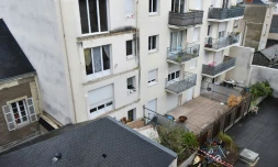 L'arrière de l'immeuble où un balcon s'est effondré, entraînant la mort de quatre étudiants, le 16 octobre 2016 à Angers 

