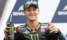 Fabio Quartararo (Yamaha) heureux aprĂšs sa pole position au GP de France, au Mans, le 15 mai 2021
