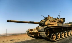 Un char turc se dirige vers la Syrie à la ville frontiÚre de Karkamis le 24 août 2016