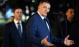 Le leader des Serbes de Bosnie, Milorad Dodik (c), prononce un discours à Banja Luka, le 26 février 2025