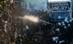 La police utilise un canon à eau contre des manifestants anti-G20 à Hambourg, le 6 juillet