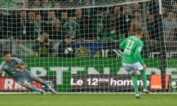 Le Stéphanois Valentin Eysseric transforme un penalty contre Rennes, le 6 décembe 2015 à Geoffroy-Guichard