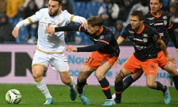 Le buteur de l'OGC Nice Amine Gouiri tente de se défaire du marquage de la défense Montpelliéraine à La Mosson, le 12 mars 2022