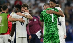 Les Anglais John Stones, Marc Guehi, Jude Bellingham et Jordan Pickford après leur victoire 2 à 1 face à la Slovaquie en 8e de finale de l'Euro-2024 le 30 juin 2024 à Gelsenkirchen