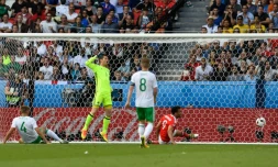 Le défenseur nord-irlandais Gareth McAuley (g) inscrit un but contre son camp face aux Pays de Galles à l'Euro au Parc des Princes, le 25 juin 2016