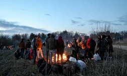 Des migrants campent autour d'un feu près de la frontière grecque, à Pazarkule, le 28 février 2020 en Turquie