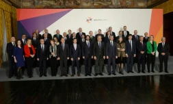 Le commissaire européen en charge des Migrations, Dimitris Avramopoulos (C) pose avec les ministres de l'Intérieur de l'UE le 26 janvier 2017 à La Valette