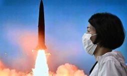 Un écran géant dans une gare de Séoul diffuse des images d'un essai de missile nord-coréen, le 5 juin 2022