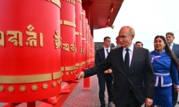 Sur cette photographie diffusée par l'agence d'État russe Sputnik, le président Vladimir Poutine visite le plus grand monastère bouddhiste de Russie à Kyzyl le 2 septembre 2024