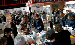 Des visiteurs au stand russe du Salon du Livre de Paris, le 16 mars 2018 au Parc des Exposition à Paris