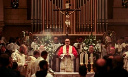 Le patriarche latin de  Jérusalem Pierbattista Pizzaballa (C) avant l'office à la veille de Noël, le 24 décembre 2023 dans la basilique de la Nativité à Bethléem, en Cisjordanie occupée