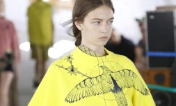 Un mannequin porte une création Sacai lors de la Fashion week, le 23 juin 2018 à Paris