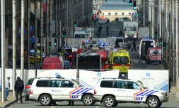 Les forces de sécurité encerclent la station de métro de Maalbeek, à Bruxelles, le 22 mars 2016