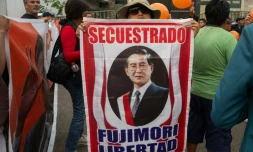 Des partisans de l'ancien président Alberto Fujimori rassemblés devant la prison de Barbadillo pour demander sa libération, le 5 décembre 2023 à la périphérie de Lima, au Pérou