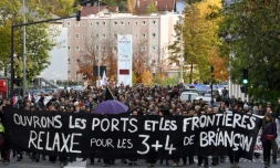 Des manifestants réclament la relaxe des "sept de Briançon" à Gap, le 8 novembre 2018 au premier jour de leur procès