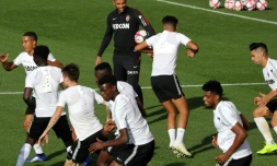 Le nouvel entraîneur de Monaco, Thierry Henry (c), entraîne ses joueurs à La Turbie, le 18 octobre 2018