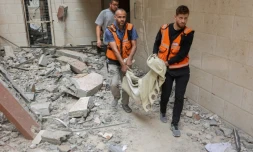 Des secouristes palestiniens évacuent le corps d'une victime d'une frappe israélienne sur un immeuble de la ville de Gaza, dans le nord du territoire palestinien, le 24 avril 2025