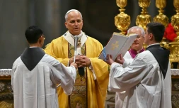 Le pape Léon XIV célèbre la messe de Noël le 24 décembre 2025 dans la basilique Saint-Pierre au Vatican