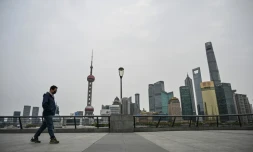 Un homme marche sur le Bund, artĂšre historique de Shanghai le 28 mars 2022