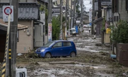 Une voiture bloquée sur une route couverte de boue aprÚs de fortes pluies dans la ville de Wajima, au Japon, le 22 septembre 2024