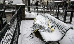 Un sans domicile sur un banc à Paris en plein hiver le 22 janvier 2019