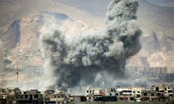 De la fumée au-dessus du quartier rebelle de Jobar, le 20 mars 2017 à Damas