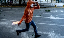 Un manifestant anti-gouvernement dans les rues de Caracas le 26 juillet 2017