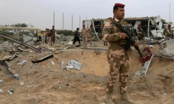 Des soldats irakiens près de l'aéroport de Kerbala où des frappes américains de représailles ont eu lien contre des brigades du Hezbollah, le 13 mars 2020